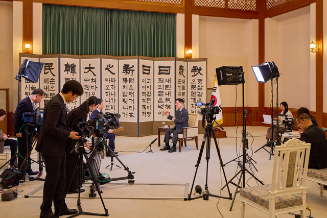 이재명 대통령이 한일 정상회담을 하루 앞둔 12일 청와대에서 일본 NHK와 인터뷰를 하고 있다. 청와대 제공