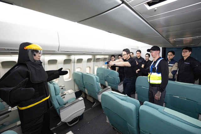 대한항공 객실훈련센터에서 기내 불법 방해 행위 대처훈련을 진행하는 모습.  대한항공 제공