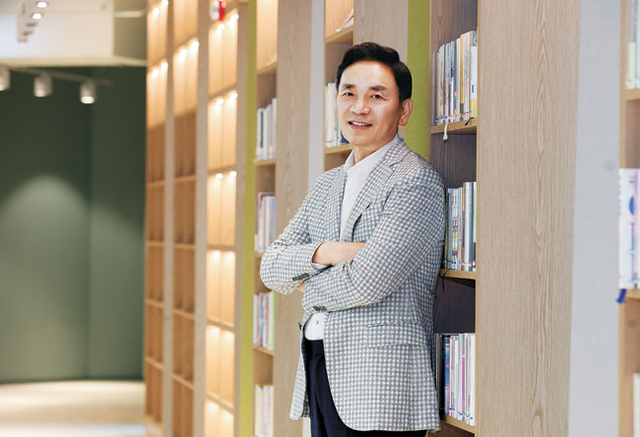 조성명 서울 강남구청장이 지난 8일 강남힐링센터 신사에서 문화일보와 인터뷰하며 “거창한 변화를 내세우는 것보다, 주민 생활 속 ‘틈새 불편’을 해소하는 게 중요하다”는 정책 철학을 소개하고 있다.  강남구청 제공