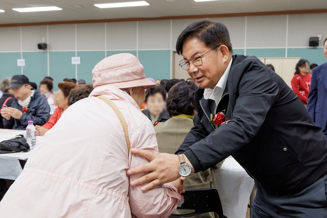 박강수(오른쪽) 마포구청장이 어르신의 안부를 살피고 있다. 마포구청 제공