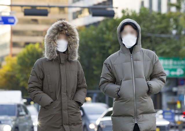 지난해 10월 서울 종로구 세종대로에서 겨울용 점퍼를 입은 시민들이 손을 주머니에 넣은 채 출근길을 서두르고 있다. 뉴시스