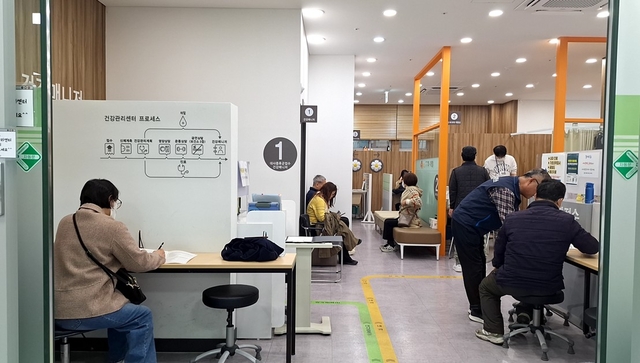 구로구보건소 건강관리센터에서 주민들이 대사증후군 검진을 기다리고 있다. 구로구청 제공