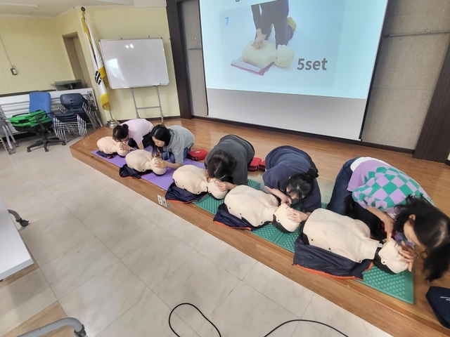 마네킹 이용한 심폐소생술 교육. 강서구청 제공