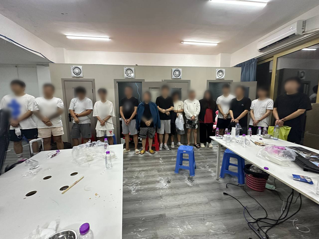 지난해 10월 검찰과 캄보디아 수사당국의 공조로 현지 시아누크빌에서 검거된 ‘노쇼 사기’ 범죄단체 조직원들의 모습.  서울동부지검 제공