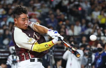 프로야구 신인왕 안현민 연봉 445.5%…KT와 1억8000만원에 계약