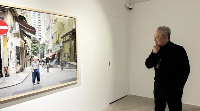 15일 서울 중구 피크닉에서 박용만 작가가 자신의 작품을 물끄러미 바라보고 있다.  박동미 기자