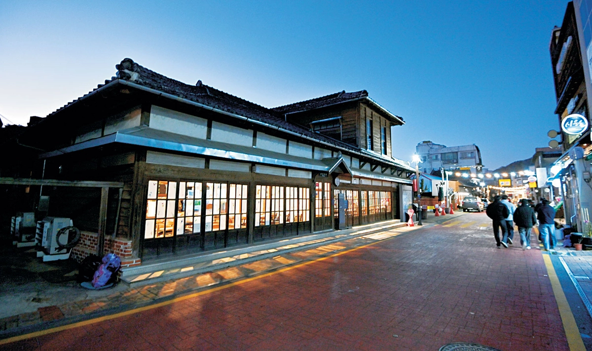 벌교에서 가장 이름난 명소 보성여관. 여행자들을 위한 카페로, 숙소로 이용되는 공간이다.