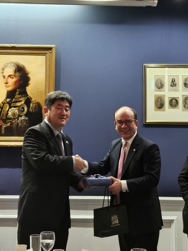 13(현지시간) 영국 런던에서 열린 ‘한-영 방산·군수공동위원회’에서 공동위원장인 정규헌 (왼쪽) 방위사업청 미래전력사업본부장과 올리버 해리 영국 국방부 방위수출국장이 기념촬영하고 있다. 방위사업청 제공