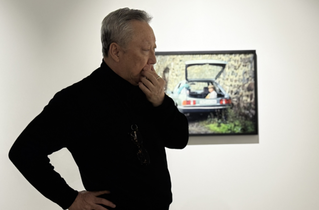 15일 서울 중구 피크닉에 전시된 자신의 사진 앞에서 생각에 잠겨 있는 박용만 전 두산 회장. 박동미 기자