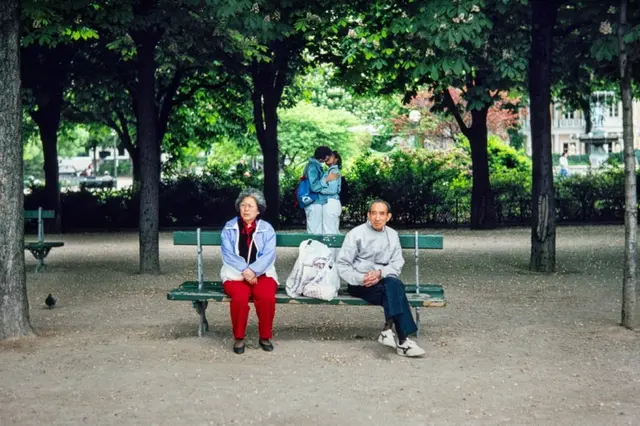박용만 작가가 프랑스 파리의 한 공원에서 촬영한 사진. 관광객으로 보이는 노부부 뒤로 젊은 연인이 키스하는 장면을 포착했다.  작가 제공