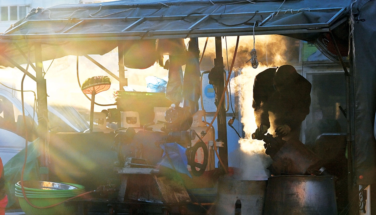 벌교 장날에 나온 뻥튀기 장수 트럭. 보리를 막 볶아낸 뻥튀기 기계에서 김이 펄펄 난다.