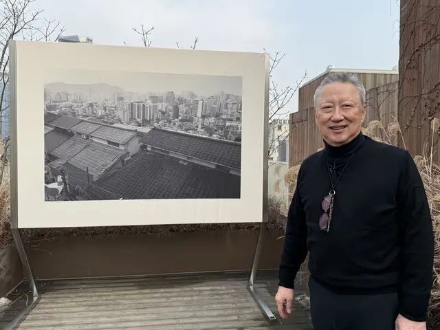 박용만 작가가 서울 중구 피크닉 야외 공간에 설치된 자신의 작품 앞에 서 있다.  그의 첫 개인전 ‘휴먼 모멘트’는 작품 제목과 촬영 시기 등의 정보를 제공하지 않는다. 박 작가는 “설명이 많은 걸 오염시킨다”고 말했다. 박동미 기자