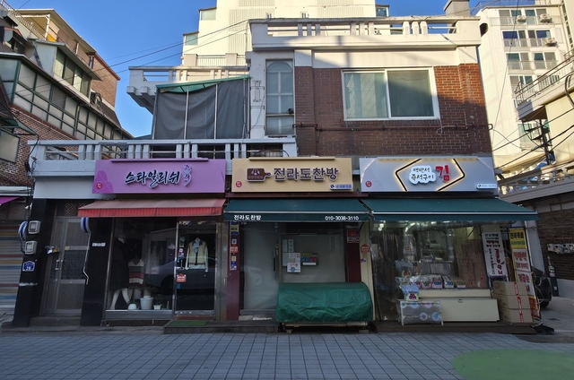 면목2동 봉우시장(봉우재로14길) 일원에서 ‘간판이 아름다운 거리 조성사업’을 통해 LED 간판으로 교체된 상점 간판들이 통일감 있는 거리 경관을 이루고 있다. 중랑구청 제공