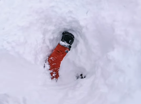 ‘저게 뭐야?’ 눈 속 튀어나온 사람 팔…매몰된 남성 극적 구조