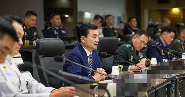 안규백 국방부 장관이 지난해 7월25일 합참 전투통제실에서 전군주요지휘관회의에서 의전서열 2~8위인 합참의장과 육·해·공군 참모총장 등 대장들이 참석한 가운데 발언하고 있다. 국방부 차관은 국방부 의전서열 9위이다.국방부 제공