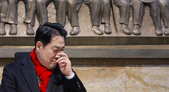 장동혁 국민의힘 대표는 15일 국회 로텐더홀에서 통일교의 정치권 로비 의혹, 공천헌금 의혹과 관련한 특검법 수용을 촉구하며 단식 농성하고 있다. 연합뉴스