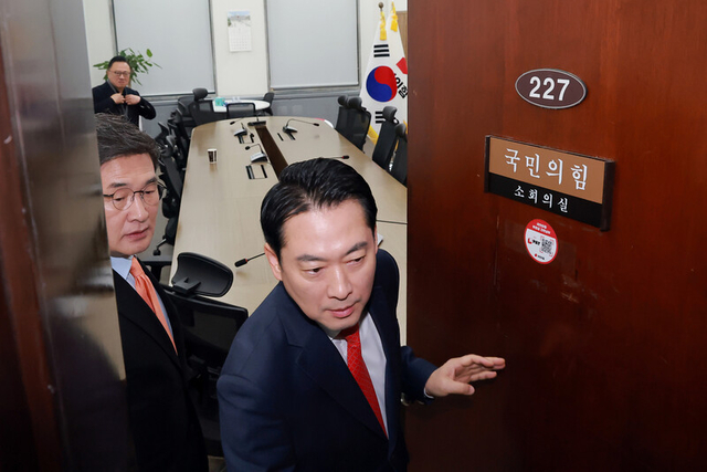 장동혁 국민의힘 대표가 15일 국회에서 당 초재선모임 ‘대안과 미래’ 소속 의원들과 면담하기 위해 회의실로 향하고 있다. 연합뉴스