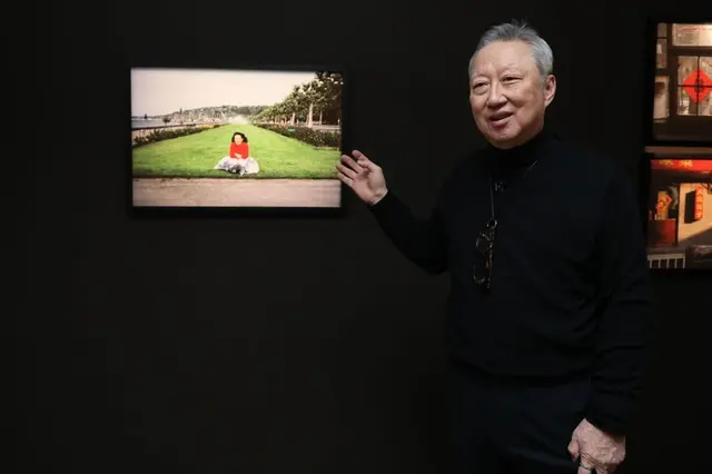 기업인에서 사진작가로 변신한 박용만 전 두산그룹 회장이 15일 서울 중구 피크닉에서 자신의 아내를 찍은 사진에 대해 설명하고 있다. 연합뉴스