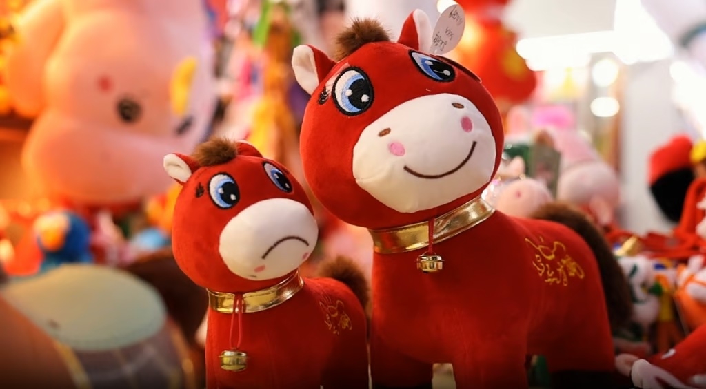 공장서 실수로 인형 입 ‘거꾸로’ 꿰맸는데 반전이 일어났다