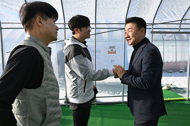 김동근(오른쪽) 의정부시장이 의정부종합운동장을 방문해 동계 육상트랙 운영 현황과 체육시설 전반에 대한 현장 점검 후 관계자들과 인사를 나누고 있다. 의정부부시 제공