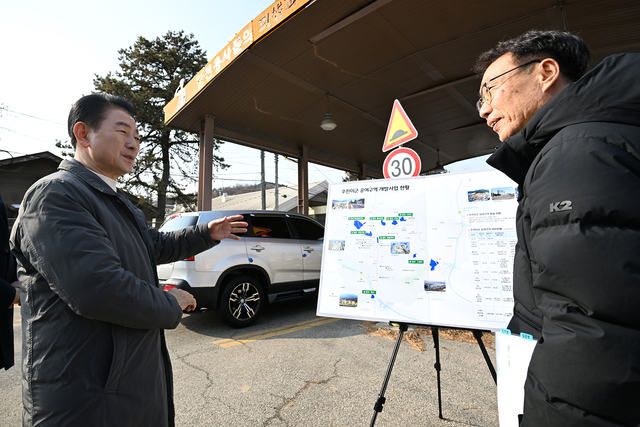 김동근(왼쪽) 의정부시장이 지난 14일 캠프 레드클라우드(CRC) 통과도로에서 현장 점검을 하고 있다. 의정부시 제공