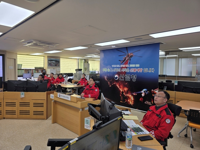 김인호 산림청장이 지난 10일 경북 의성군 산불과 관련해 회의를 주재하고 있다.