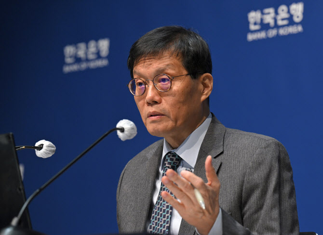 이창용 한국은행 총재가 15일 기준금리 동결 결정 직후 열린 금통위 기자간담회에서 발언하고 있다. 한국은행