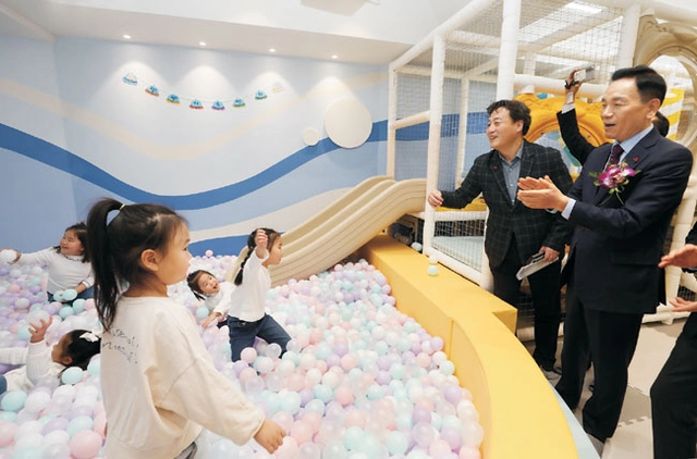 조성명(오른쪽) 서울 강남구청장이 지난해 12월 대치1동 키즈카페 개소식 현장을 찾아 아이들과 소통하고 있다. 강남구청 제공