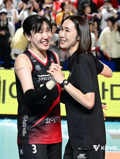 V리그 여자부 정관장 코치 시절의 이숙자(오른쪽) 코치. KOVO 제공