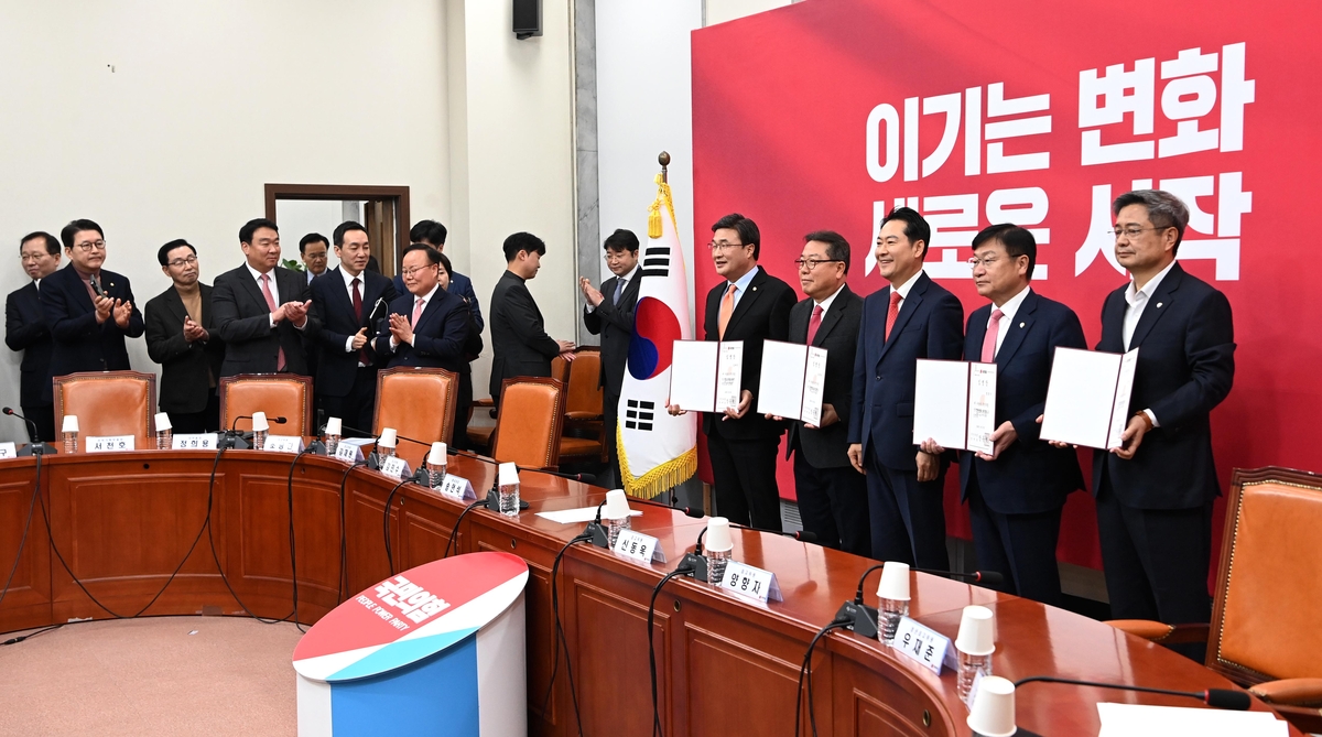 장동혁, 역풍 방지용 ‘징계 속도조절’… 한동훈 선택지 주목