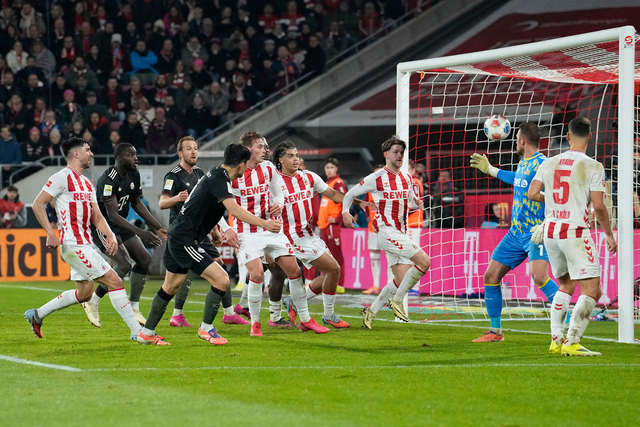 바이에른 뮌헨의 김민재(왼쪽 네 번째)가 15일 오전(한국시간) 독일 쾰른의 라인에네르기 슈타디온에서 열린 2025∼2026 독일 분데스리가 원정경기에서 후반 26분 헤딩 슛으로 역전 결승골을 넣고 있다.  AP 뉴시스