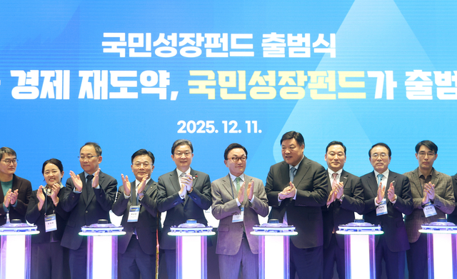 지난해 12월 11일 서울 여의도 산업은행에서 열린 국민성장펀드 출범식에서 박상진 한국산업은행 회장(왼쪽 네번 째부터), 이억원 금융위원장과 박현주 미래에셋 회장, 서정진 셀트리온 회장 등이 기념 세리머니를 하고 있다. 연합뉴스