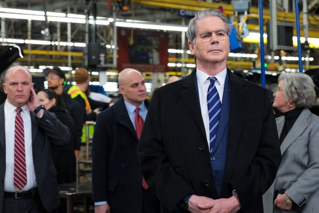 13일 스콧 베선트 미국 재무장관이 미시간주에 위치한 포드 리버 루즈 자동차 생산 공장을 둘러보고 있다. AFP연합뉴스 