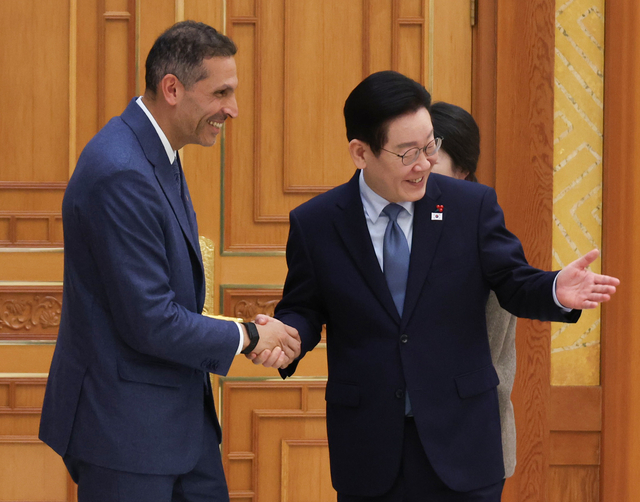 UAE 특사와 악수하는 이 대통령