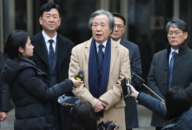 정기석 국민건강보험공단 이사장이 15일 서울 서초구 서울고법에서 발언하고 있다. 연합뉴스