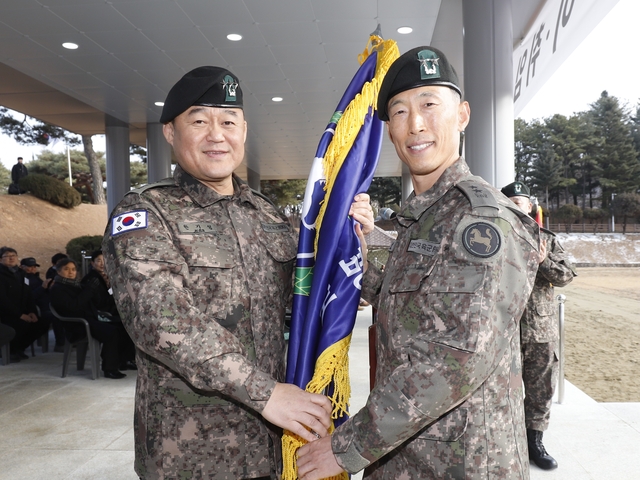 육군 제9보병사단 사단장으로 취임한 최원석(오른쪽) 소장이 한기성 1군단장(중장)으로부터 부대기를 이양받고 있다. 제9보병사단 제공