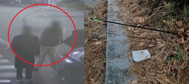 7일 자정쯤 청주 상당구 청소년광장에서 강아지와 함께 산책 중이던 50대 여성을 향해 날아든 화살이 땅바닥에 박혀 있는 모습(오른쪽). 산책 중이던 여성 주변으로 활을 쏜느 20대 남성. 연합뉴스(독자제공) TV조선 보도화면 캡처