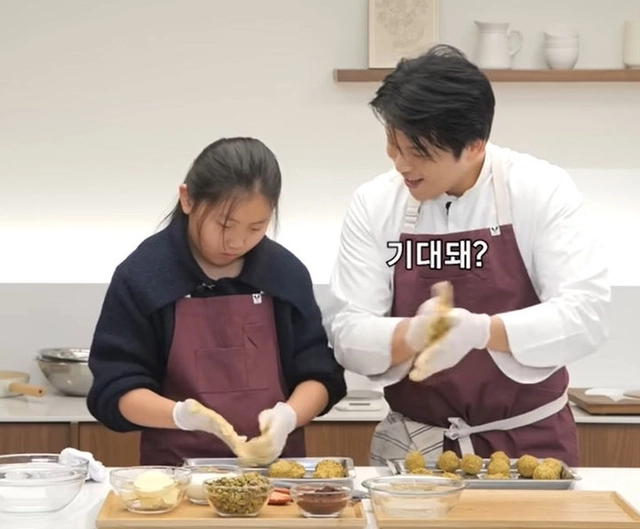 넷플릭스 예능 ‘흑백요리사2’ 심사위원으로 출연하는 안성재 셰프가 딸의 눈치를 보며 제대로 된 ‘두쫀쿠(두바이 쫀득 쿠키)’를 만드는 영상이 공개돼 화제를 모았다. ‘셰프 안성재’ 캡처