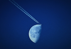 하얀 궤적 남기고… 달에 착륙하는 비행기?[도시풍경]