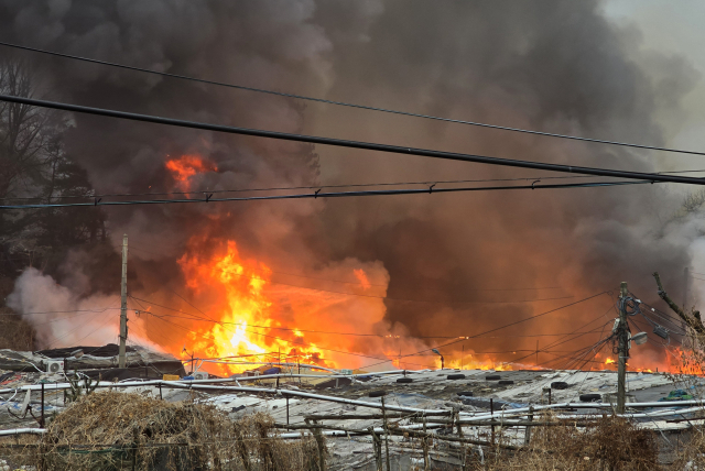 16일 오전 5시쯤 서울 강남구 개포동 구룡마을 4지구에서 불이 났다. 소방 당국은 인근 야산으로 불이 번질 우려가 있다고 보고 5시 10분쯤 대응 1단계를 발령했다. 사진은 이날 화재 현장 모습. 연합뉴스