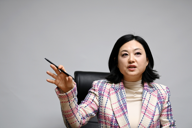 지난해 12월 5일 문화일보 본사에서 진행된 인터뷰에서 심규진 스페인 IE대 교수는 20·30세대의 정치 소비 성향에 대해 “감성·관계·네트워크를 중심으로 콘텐츠를 선택하고 신뢰한다”고 분석했으며, 젊은 청년층의 분노는 정치권이 그들을 소외한 결과라고 진단했다. 윤성호 기자