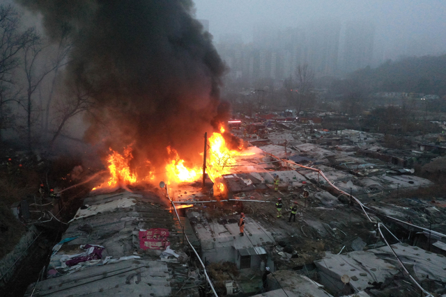 16일 오전 화재가 발생한 서울 강남구 개포동 구룡마을에서 소방대원들이 진화 작업을 하고 있다. 문호남 기자