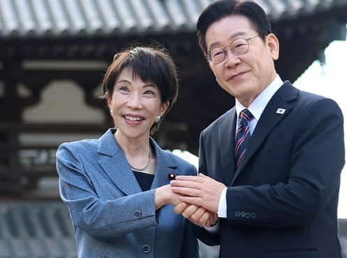 이재명 대통령과 다카이치 사나에 일본 총리가 14일 나라현 호류지에서 열린 친교 행사에서 기념촬영을 하고 있다. 뉴시스