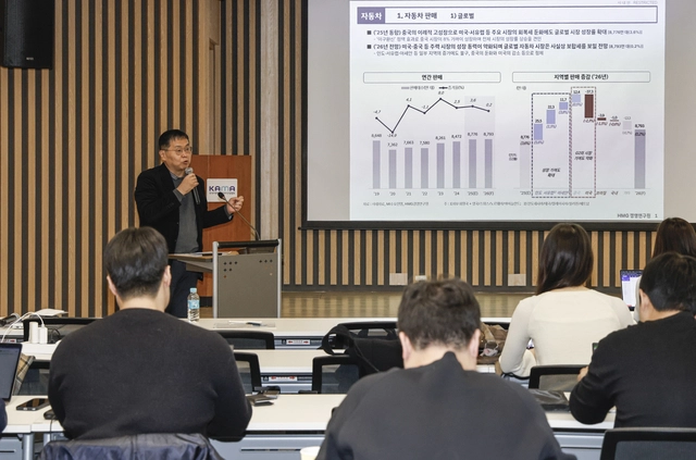 양진수 현대자동차그룹 HMG경영연구원 모빌리티산업연구실장(상무)이 16일 서울 서초구 자동차회관에서 열린 한국자동차기자협회(KAJA) 세미나에서 ‘2026년 글로벌 자동차시장 전망’을 주제로 발표하고 있다. KAJA 제공