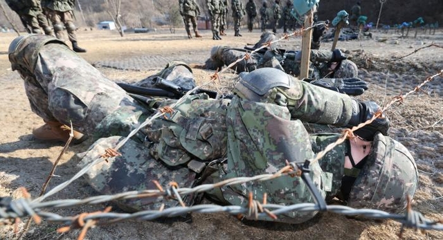 기초군사훈련에 나선 학군사관 66기 예비후보생들이 지난 7일 육군학생군사학교 야외훈련장에서 후방포복으로 철조망을 통과하고 있다. 국방일보 제공