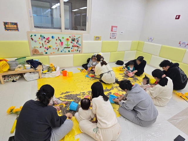 공동육아나눔터 장항점에서 진행한 ‘오감톡톡’ 프로그램. 고양시 제공