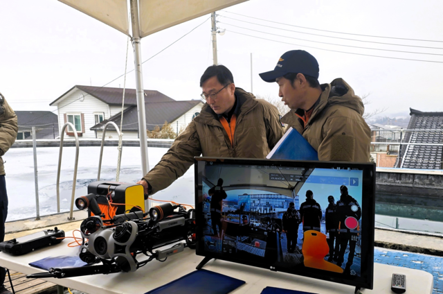 경기도북부119특수대응단이 수난사고 현장에서의 신속하고 안전한 구조활동을 위해 지난 15일 첨단 수중드론을 활용한 구조장비 훈련을 실시하고 있다. 경기도북부119특수대응단 제공