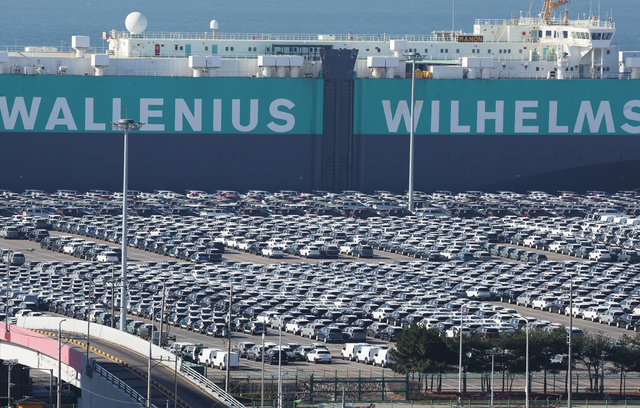 지난해 우리나라의 수출액이 719억9100만 달러를 기록하며 역대 최대 실적을 달성한 것으로 나타난 가운데, 지난달 1일 경기 평택시에 위치한 평택항에 수출용 자동차가 세워져 있다. 연합뉴스