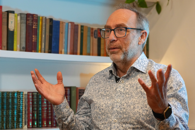 지난 12일 지미 웨일스 위키미디어 재단 창립자가 위키백과 25주년을 맞아 영국 런던에서 AP통신과 인터뷰를 하고 있다. AP 연합뉴스