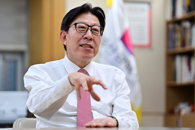 박형준 부산시장이 시정을 설명하고 있다. 문호남 기자